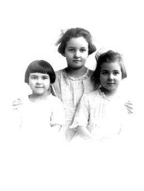 Vivian with her sisters: (l to r: Eleanor, Adelaide, and Vivian) Chicago, 1917, Courtesy of Scarecrow Press